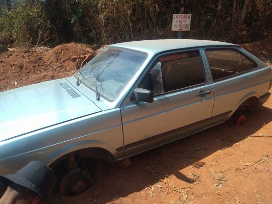gol-furtado-e-encontrado-sem-rodas-na-zona-rural-de-itabira