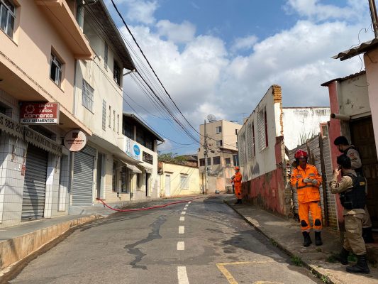 incendio-em-residencia-mobiliza-bombeiros-no-centro-de-itabira