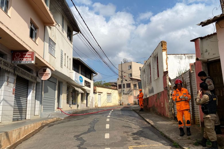 Incêndio em residência mobiliza bombeiros no Centro de Itabira; veja as fotos