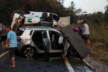 Acidente com cinco veículos, em São Gonçalo, para trânsito na BR-381