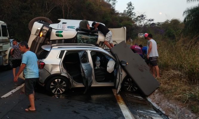 Acidente com cinco veículos, em São Gonçalo, para trânsito na BR-381