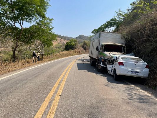 motorista-morre-em-colisao-frontal-com-caminhao-na-mgc-120