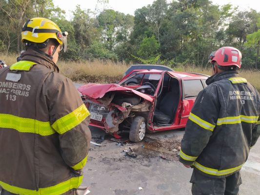 Acidente envolvendo três veículos na LMG-808