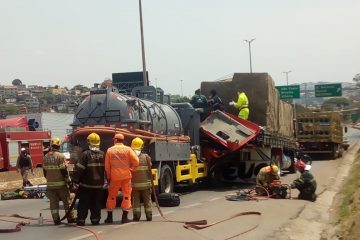 Acidente entre duas carretas tem duas vítimas graves e trava trânsito no Anel Rodoviário, em BH