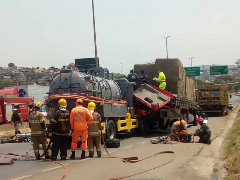 Acidente entre duas carretas tem duas vítimas graves e trava trânsito no Anel Rodoviário, em BH