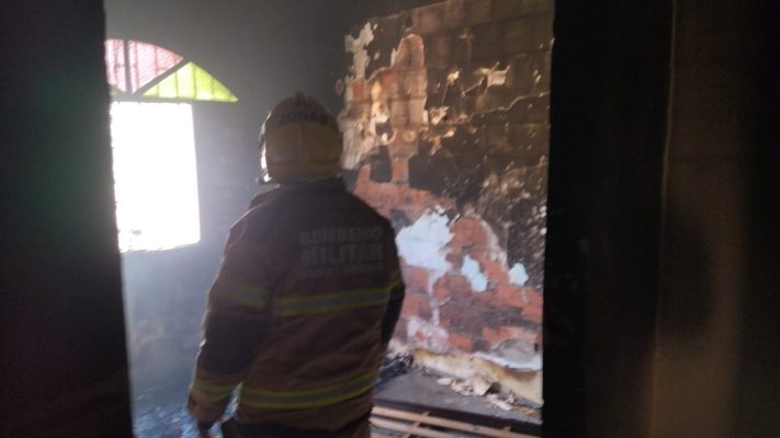 incendio-em-residencia-mobiliza-bombeiros-em-ipatinga