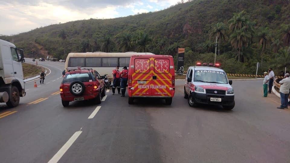 Motociclista fica ferido em colisão com micro-ônibus em Santa Bárbara