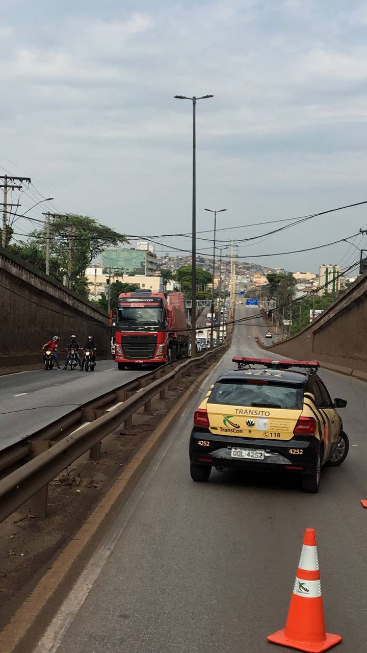 Acidente entre caminhões em Betim