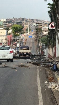 Acidente entre caminhões em Betim