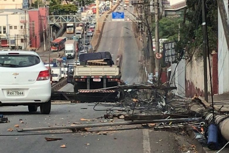 Caminhão atinge poste de iluminação em Contagem, sentido Betim