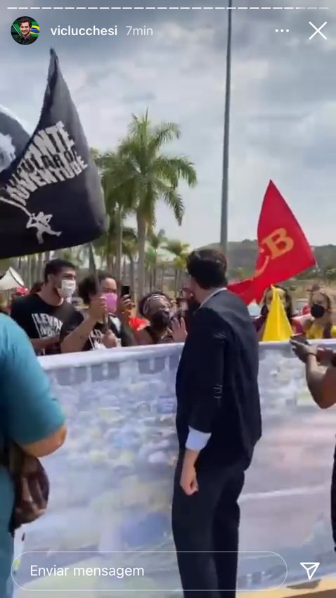 Manifestantes no aeroporto na chegada de Bolsonaro a BH