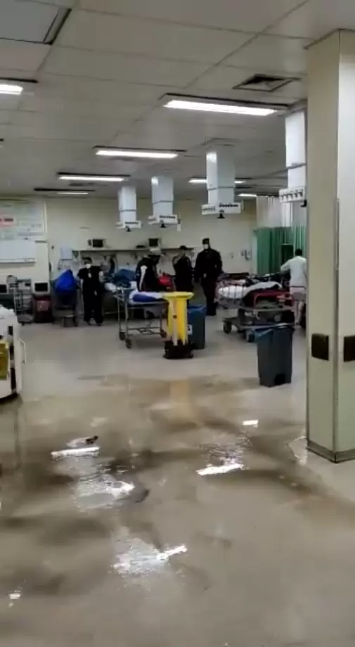 Pacientes do Hospital João XXIII são retirados de ala após vazamento de água; veja vídeo
