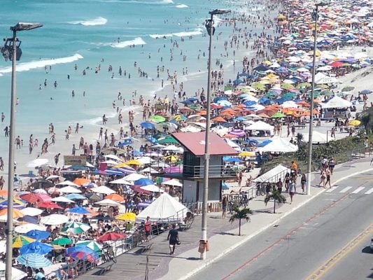 Feriadão: praias lotadas e rede hoteleira no limite em Cabo Frio