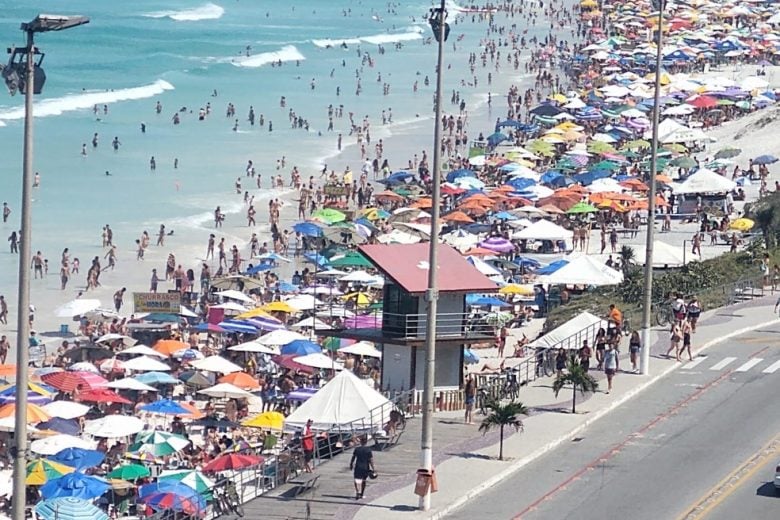 Feriadão: praias lotadas e rede hoteleira no limite em Cabo Frio