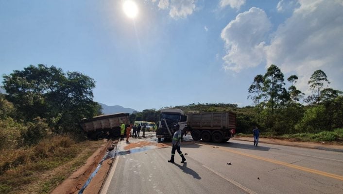 BR-040: engavetamento com seis veículos fecha rodovia em Itabirito