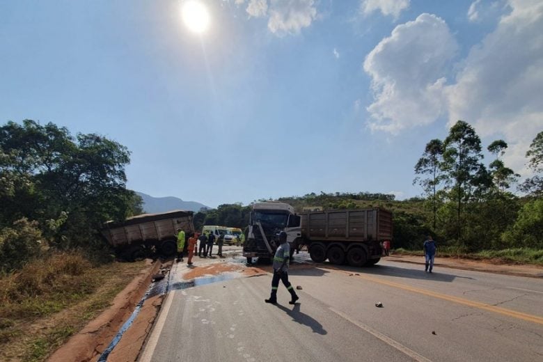 BR-040: engavetamento com seis veículos fecha rodovia em Itabirito