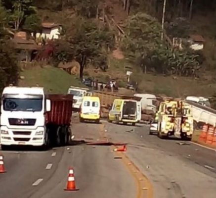 BR-040: engavetamento com seis veículos fecha rodovia em Itabirito