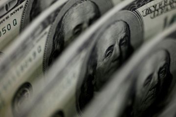Dólar sobe para R$ 5,27 com tensões no Brasil e no exterior