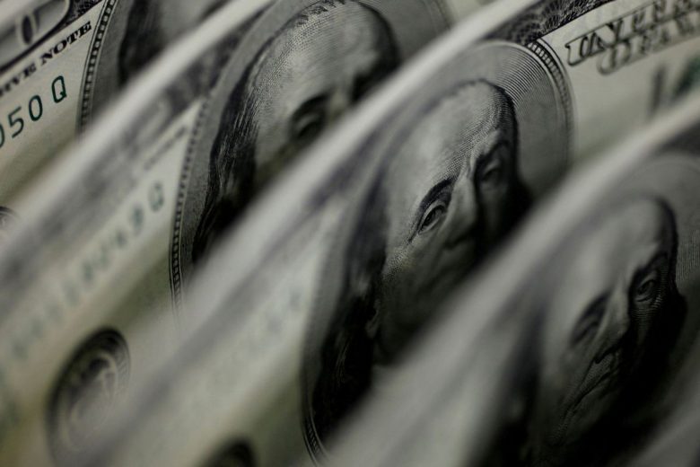 Dólar sobe para R$ 5,27 com tensões no Brasil e no exterior