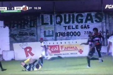 Árbitro desmaia após ser chutado na nuca por jogador no Gauchão; veja