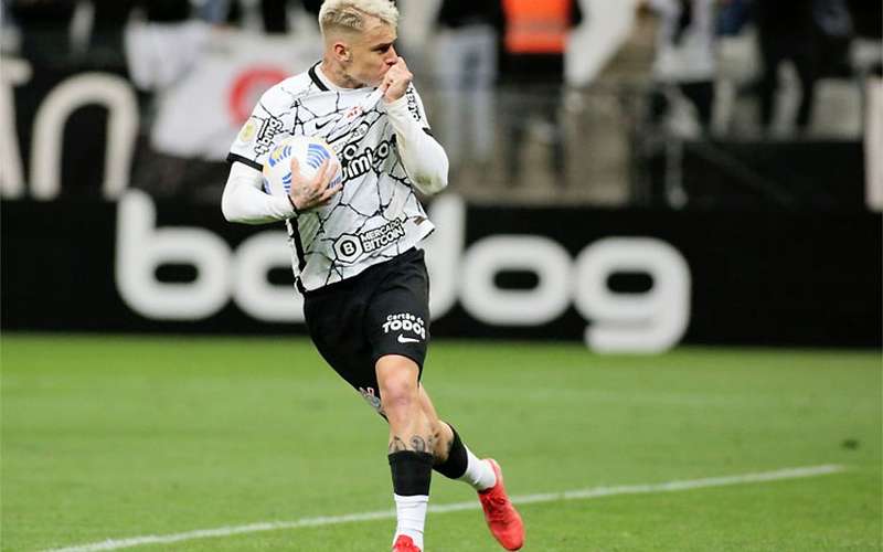 Apoiado por 10 mil torcedores, Corinthians vira sobre o Bahia no Brasileiro