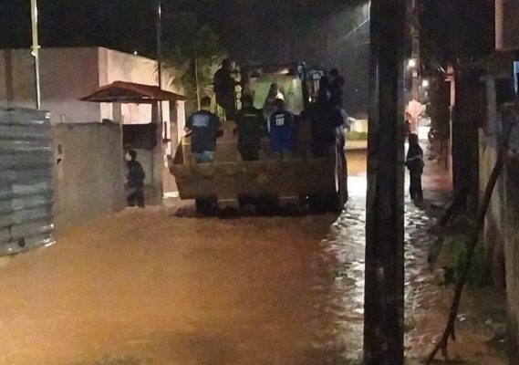 Chuvas em Ouro Preto: moradores de distrito são resgatados com tratores