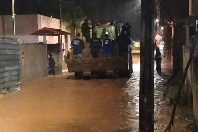 Chuvas em Ouro Preto: moradores de distrito são resgatados com tratores