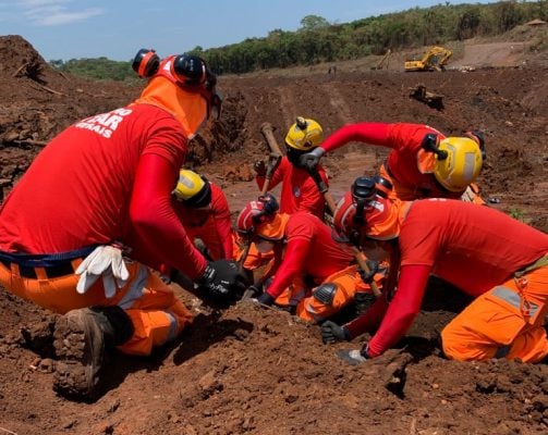 Bombeiros de Minas encontram mais uma vítima de Brumadinho