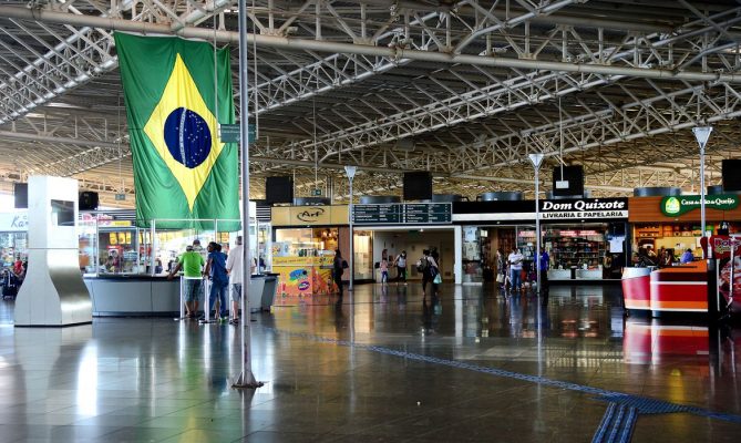 Movimento de passageiros em aeroportos e rodovias aumenta no feriado
