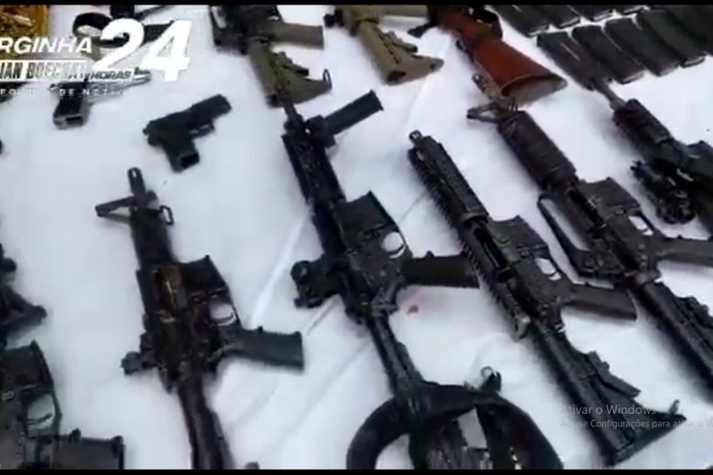 Fuzis e galões com combustíveis estão entre materiais apreendidos em ação policial