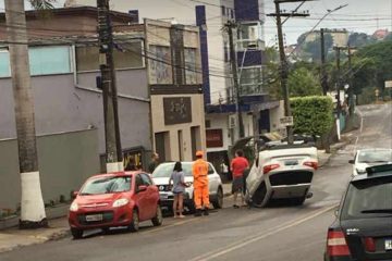 Motorista cochila ao volante e capota na avenida Brasil