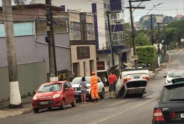 motorista-cochila-ao-volante-e-capota-na-avenida-brasil