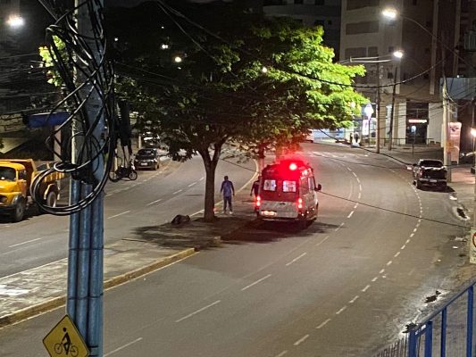 motociclista-fica-ferido-ao-colidir-contra-arvore-na-mauro-ribeiro