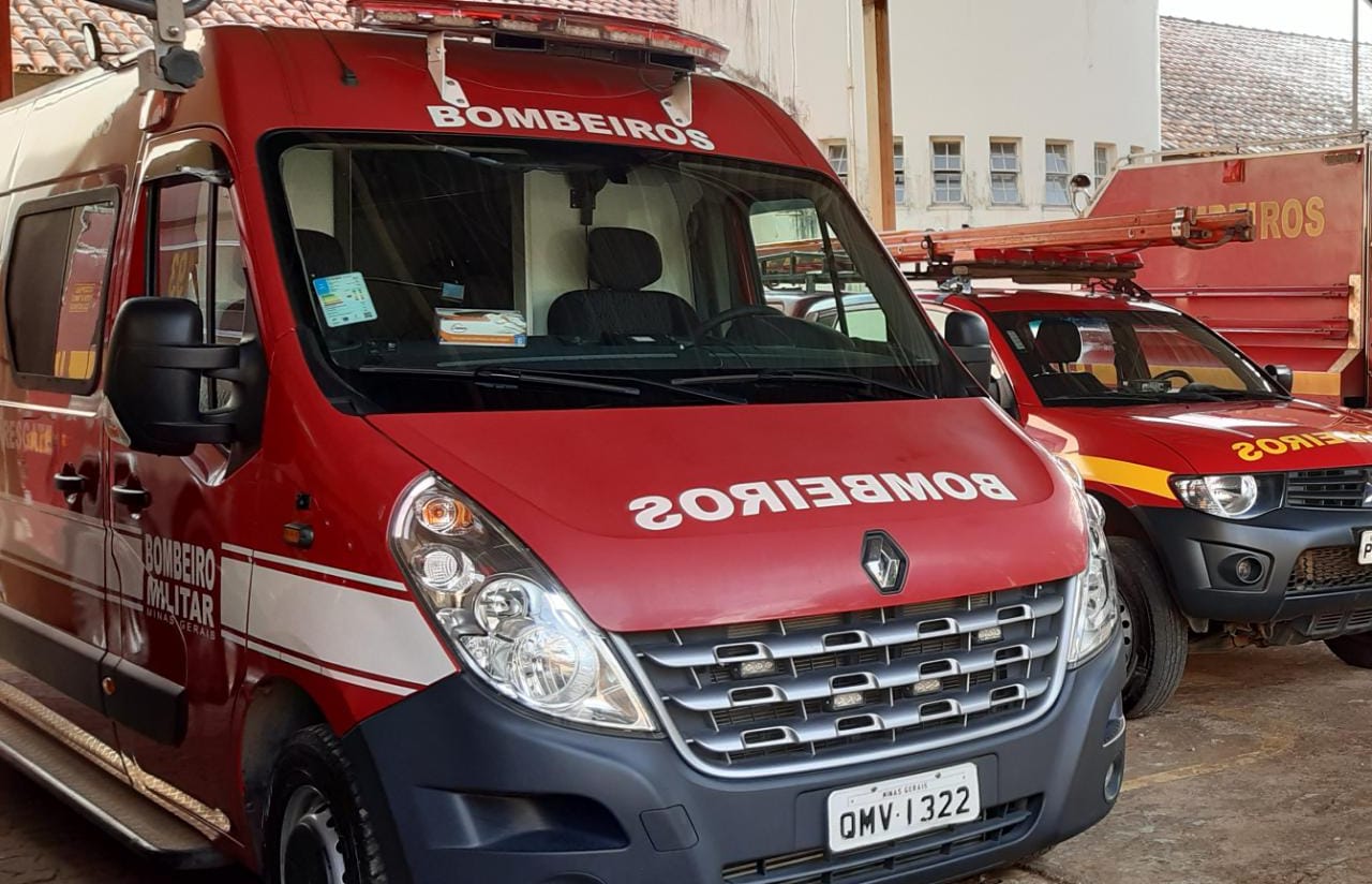 Crianças são soterradas em deslizamento de barranco em Minas