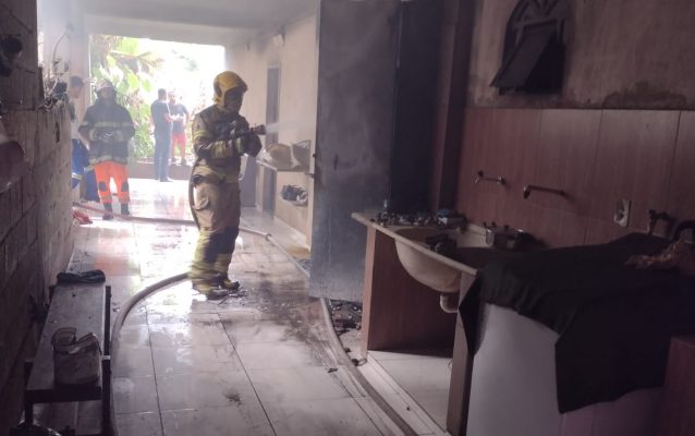 residencia-pega-fogo-e-bombeiros-sao-acionados-em-ipatinga