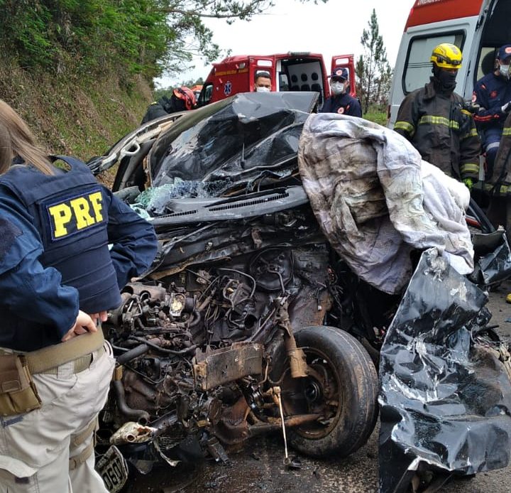 Casal morre preso às ferragens em colisão frontal na BR-267