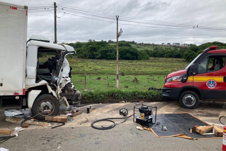 Acidente deixa vítimas presas às ferragens na BR-381, em Pouso Alegre