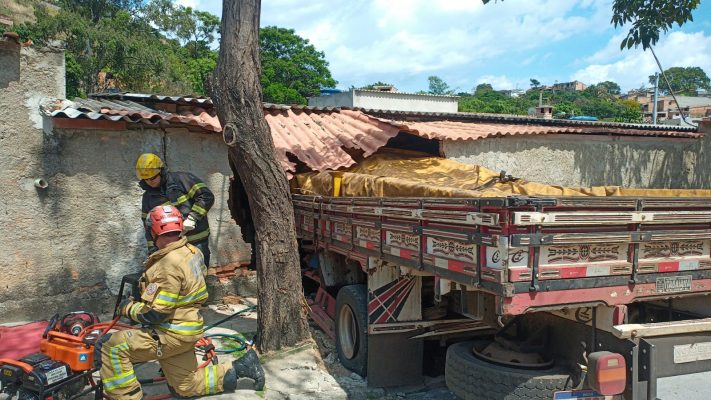 Caminhão tem pane nos freios e invade casa na Grande BH