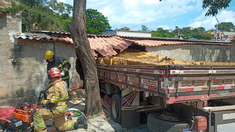 Caminhão invade casa após pane nos freios e três pessoas ficam feridas na Grande BH