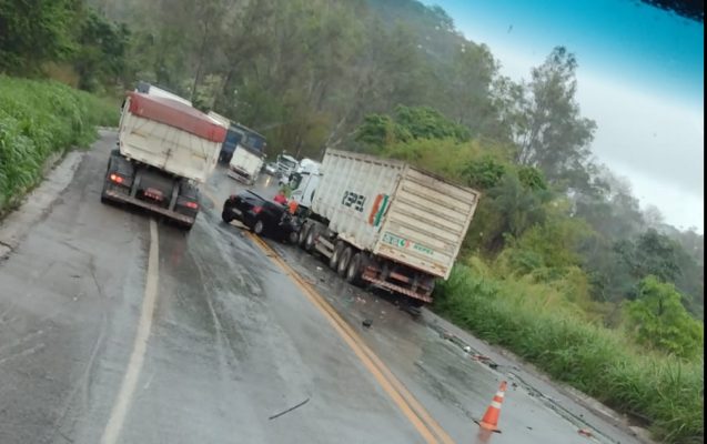 Acidente envolvendo carro e carreta deixa policial civil de Monlevade gravemente ferido na BR-381