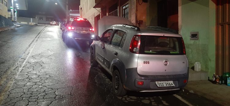 suspeitos-assaltam-comercio-e-usam-cartoes-roubados-para-comprar-bebidas