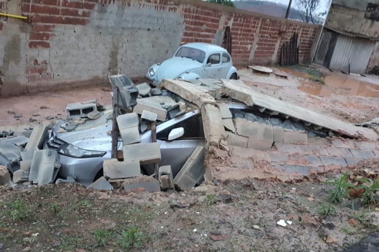 Muro desaba sobre veículos no bairro Valença, em Itabira