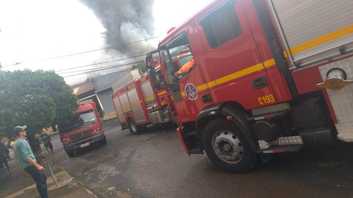 Galpão pega fogo em BH