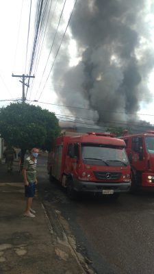 Galpão pega fogo em BH