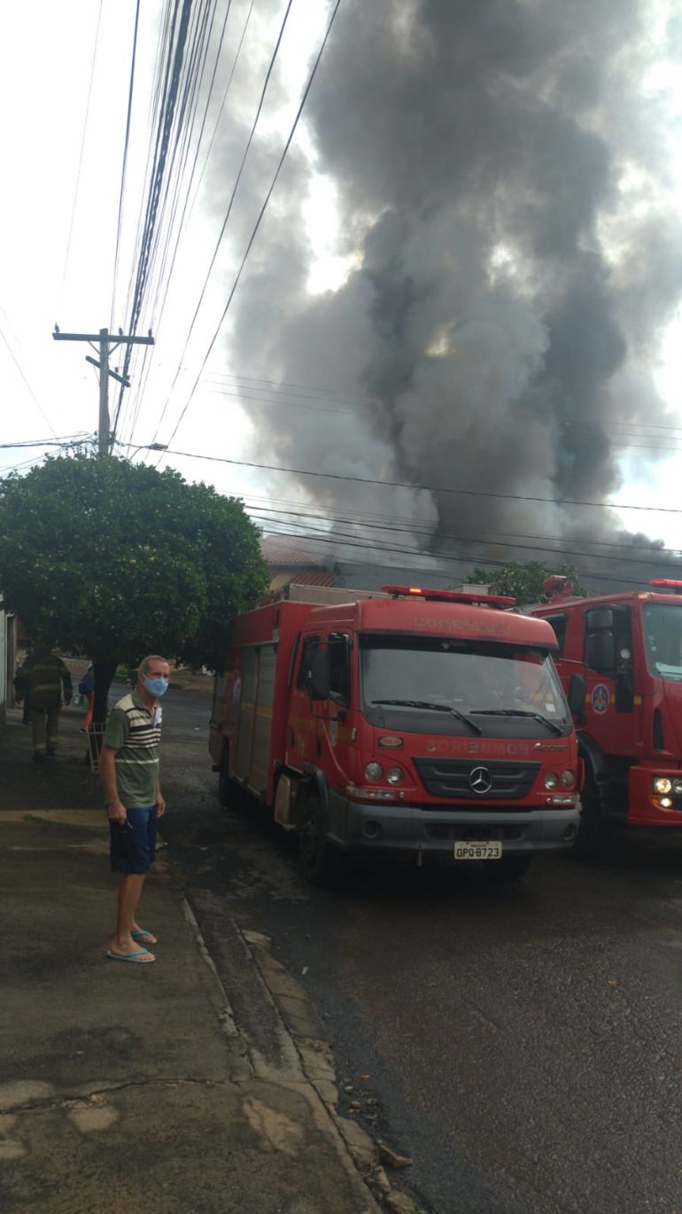 Galpão pega fogo e preocupa moradores no bairro Parque São José, em BH