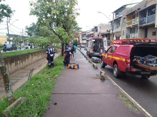 mulher-cai-no-canal-apos-tombar-com-motocicleta-em-itabira