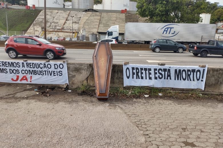 Tanqueiros realizam paralisação em protesto contra ICMS e preço do combustível