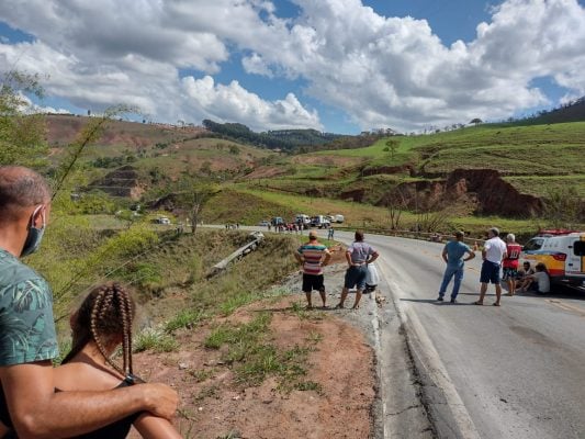 Itabira: MGC-120 é interditada para retirada de caminhão que caiu em ribanceira