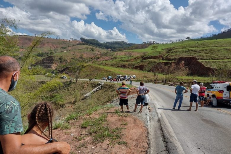 Itabira: MGC-120 é interditada para retirada de caminhão que caiu em ribanceira