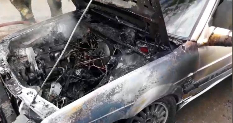 Carro pega fogo e mobiliza bombeiros na avenida das Rosas
